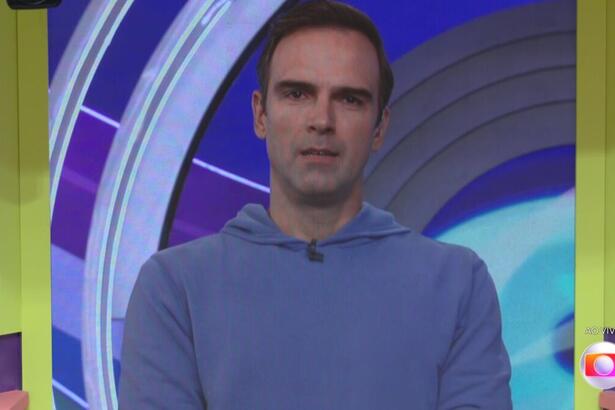 Tadeu Schmidt aparece com semblante sério na primeira eliminação do BBB 22