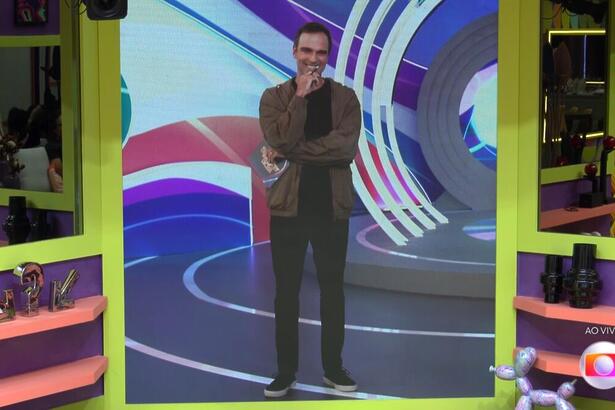 Tadeu Schmidt no telão do BBB 22 no dia da estreia
