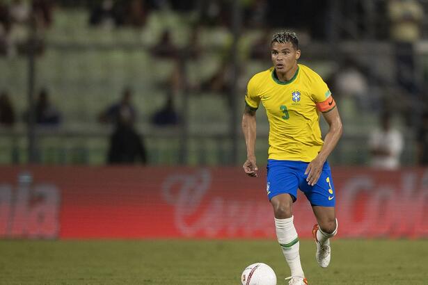 Thiago Silva em campo com a camisa da Seleção Brasileira