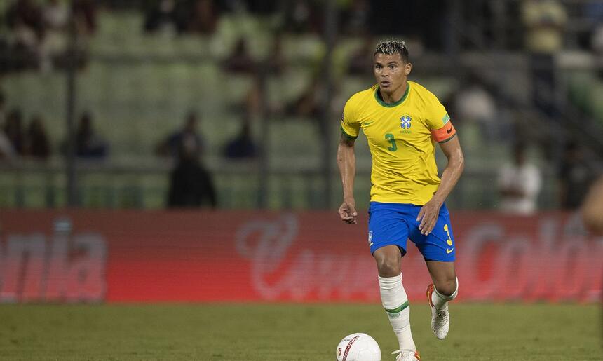 Thiago Silva em campo com a camisa da Seleção Brasileira