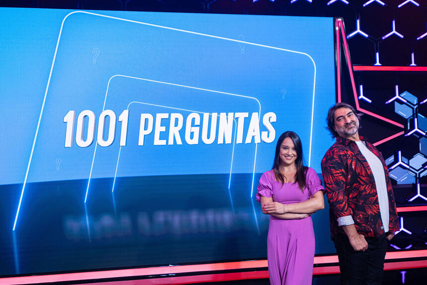 Carla Bigatto e Zeca Camargo no palco do 1001 Perguntas