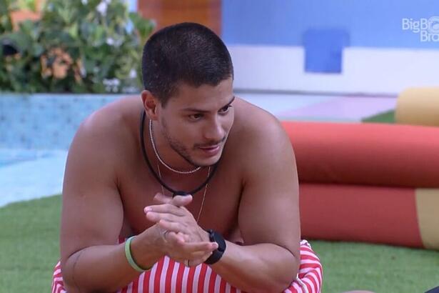 Arthur sentado na área externa do BBB 22.