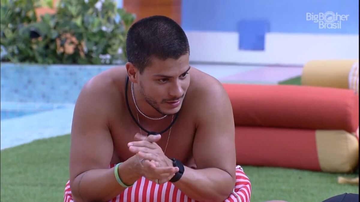 Arthur sentado na área externa do BBB 22.