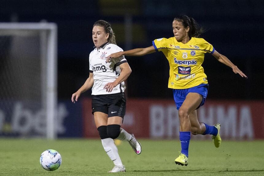 Jogadoras femininas em jogo do Avaí-Kindermann x Corinthians