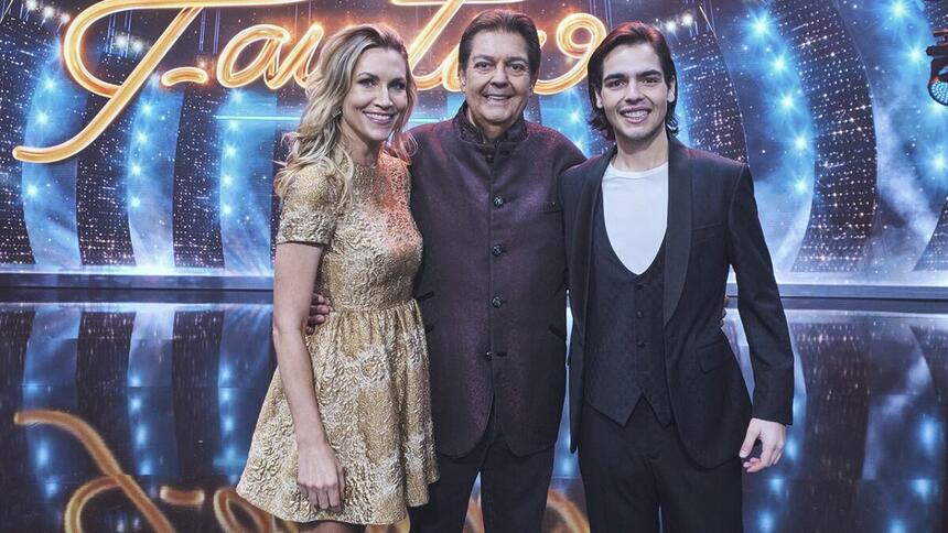 Anne Lotterman, Fausto Silva e João Guilherme Silva no palco do Faustão na Band