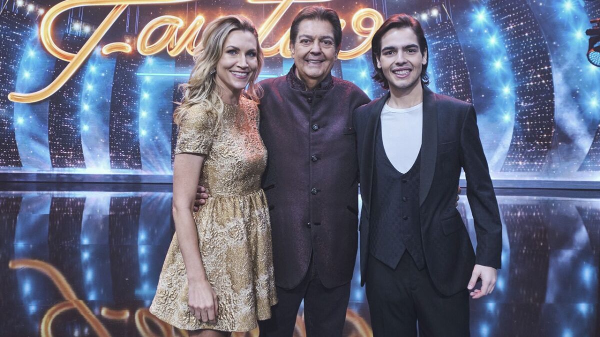 Anne Lotterman, Fausto Silva e João Guilherme Silva no palco do Faustão na Band
