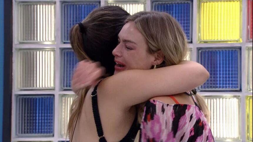 Bárbara e Laís abraçadas chorando.