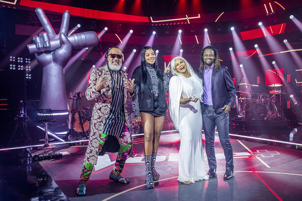 Tecnicos do The Voice + sorrindo no palco do programa da TV Globo