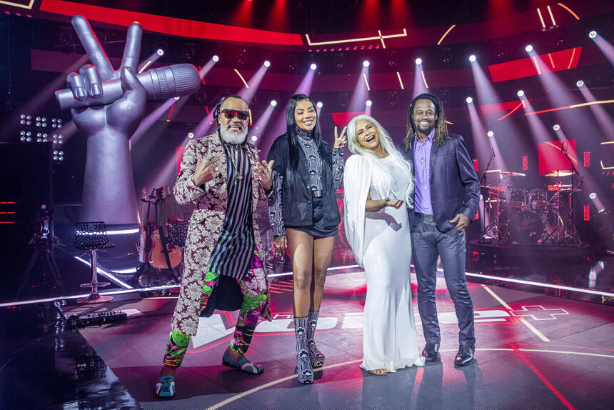 Tecnicos do The Voice + sorrindo no palco do programa da TV Globo