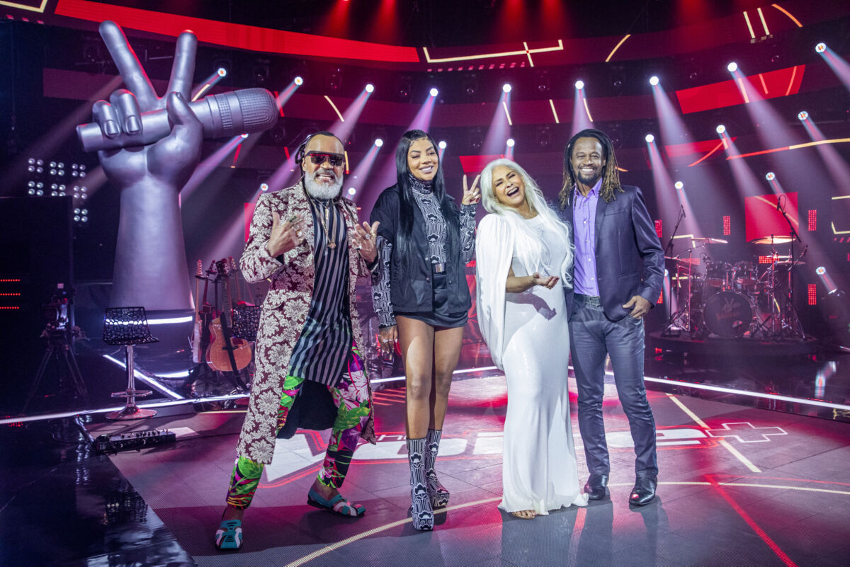 Tecnicos do The Voice + sorrindo no palco do programa da TV Globo