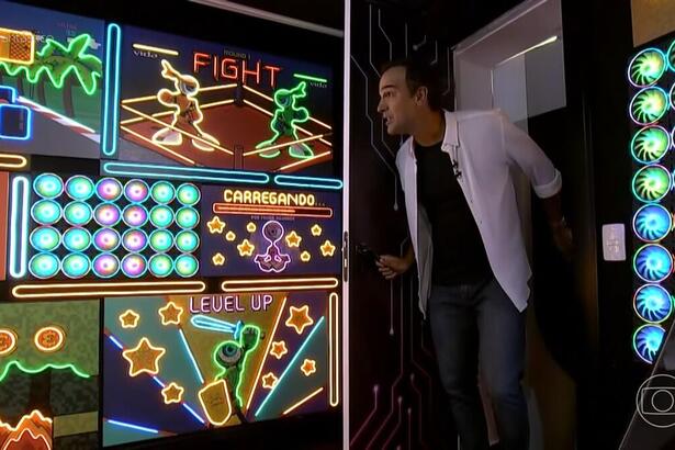 Tadeu Schmidt invade o confessionário do BBB 22