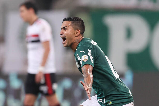 Dudu comemorando gol com a camisa do Palmeiras