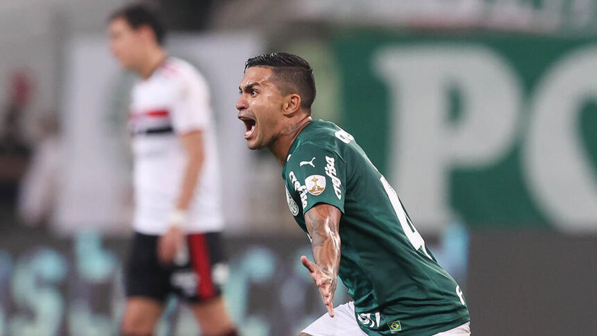 Dudu comemorando gol com a camisa do Palmeiras