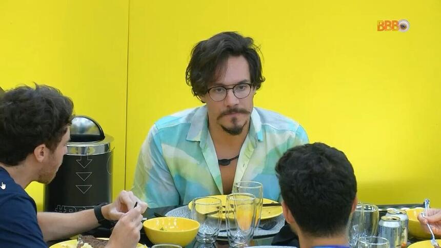 Elizer no almoço do anjo do BBB 22, olhando para Rodrigo e Lucas