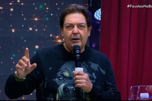 Faustão com o dedo levantado em estreia na Band