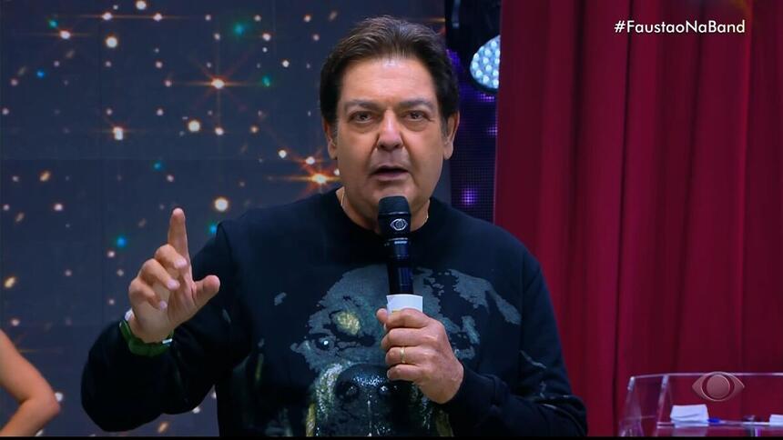 Faustão com o dedo levantado em estreia na Band