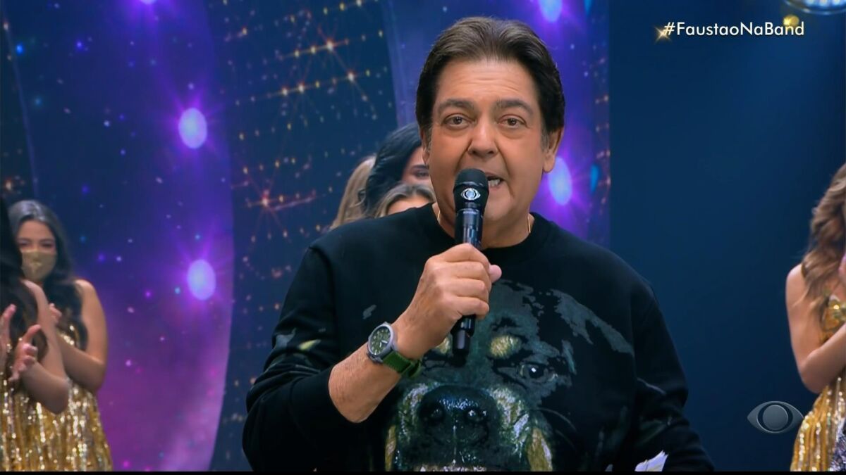 Faustão nos estúdios do seu programa Band segundando o microfone