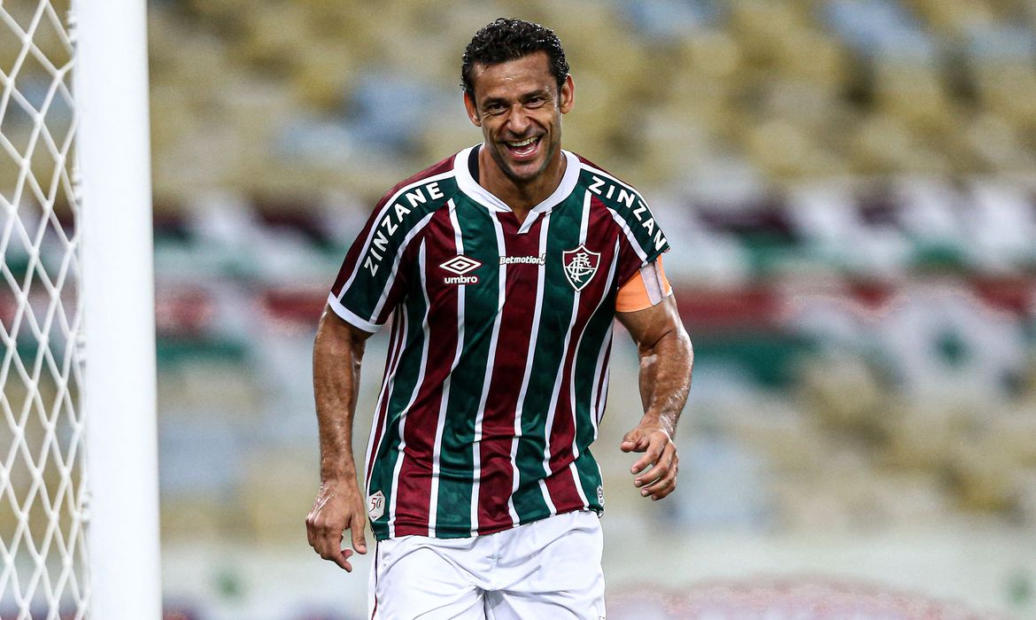 Fred comemorando um gol com a camisa do Fluminense, em partida realizada no Maracanã