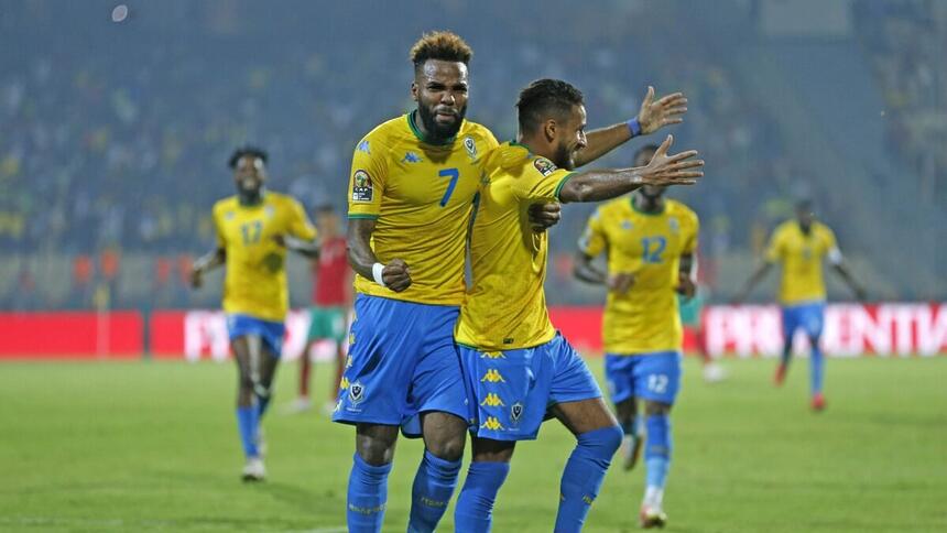 Jogadores da Seleção do Gabão comemorando gol durante partida na Copa Africana de Nações