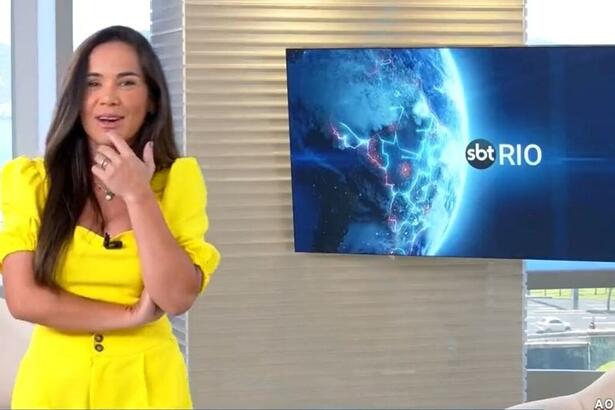 Isabele Benito está em pé no estúdio do SBT Rio