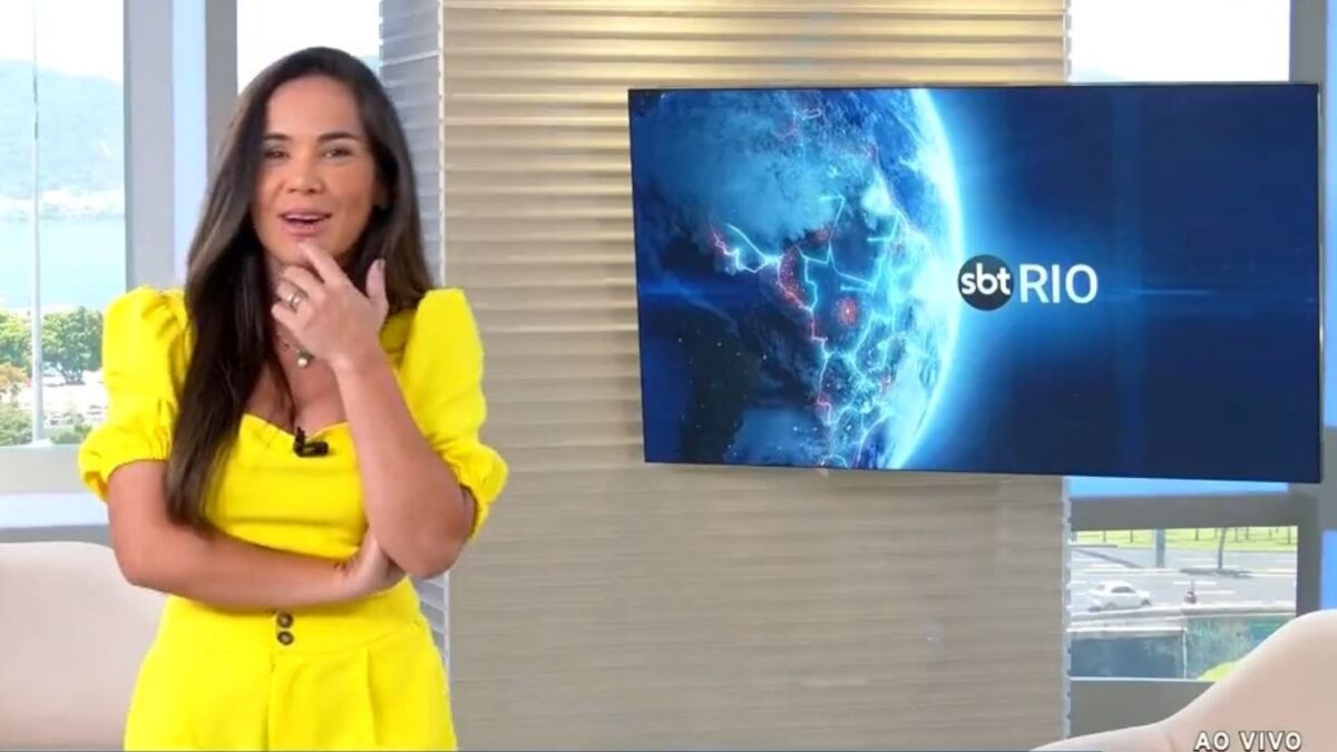 Isabele Benito está em pé no estúdio do SBT Rio