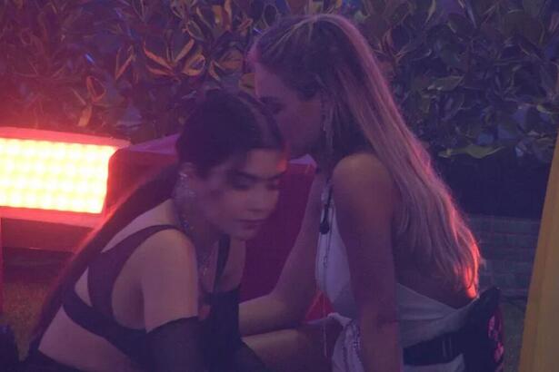 Jade e Bárbara conversam na festa do BBB 22