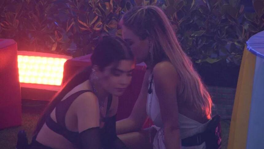 Jade e Bárbara conversam na festa do BBB 22