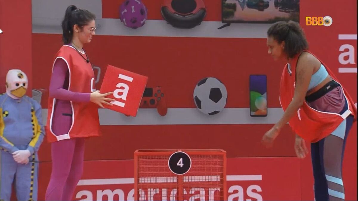 Eslovênia segura sua caixa na mão enquanto olha para Jessilane que acabou de deixar cair a sua caixa na prova de resistência do BBB 22