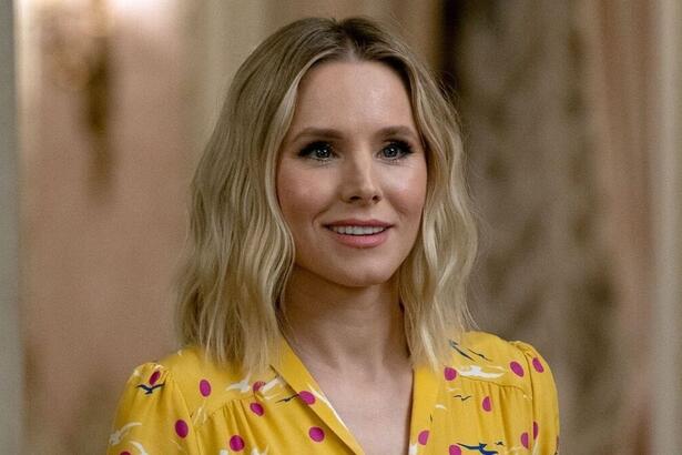 Kristen Bell vestida com blusa amarela