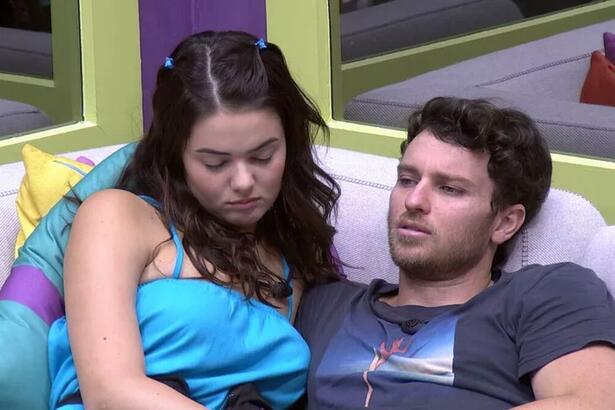 Lucas e Eslovênia sentados no sofá da sala do BBB 22.