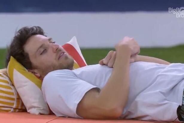 Lucas deitado na área externa do BBB 22