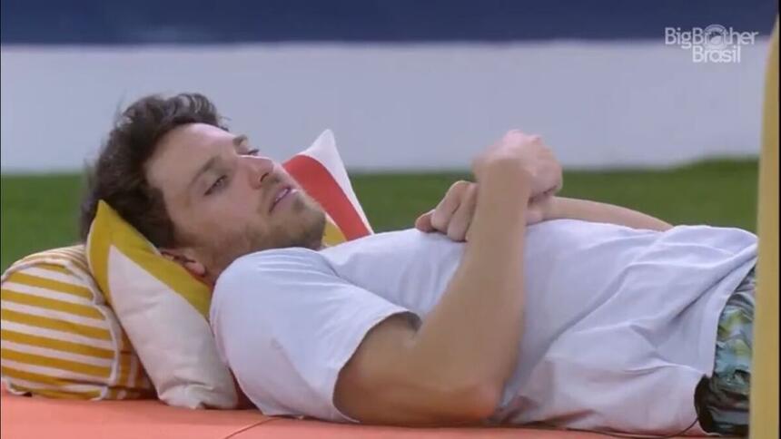 Lucas deitado na área externa do BBB 22