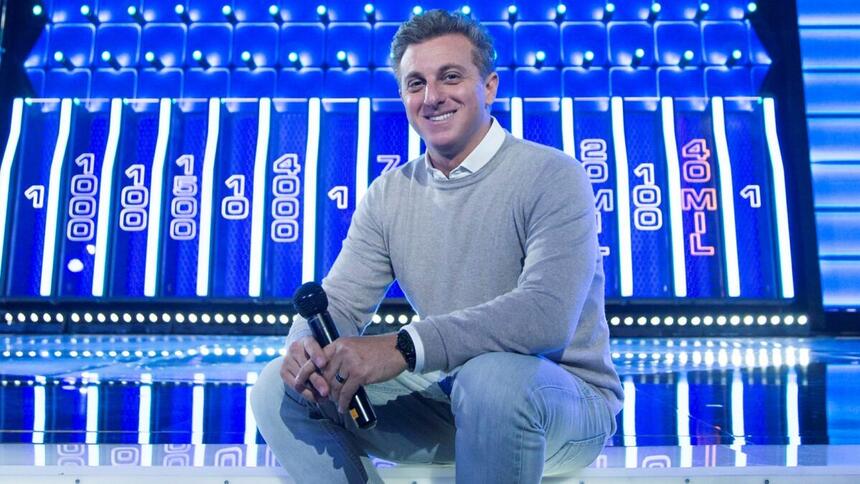 Luciano Huck nos estúdios do The Wall, em frente à parede