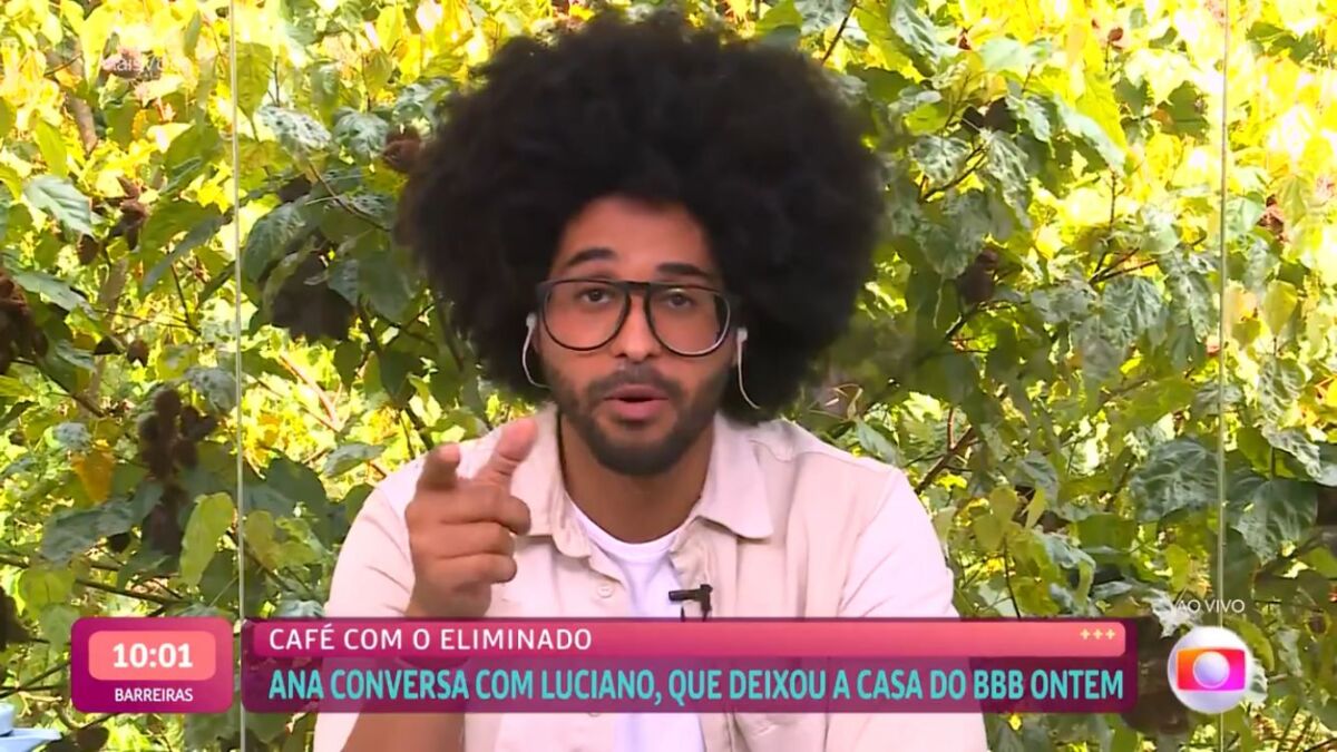 Luciano sentado na mesa de café da manhã no Mais Você.