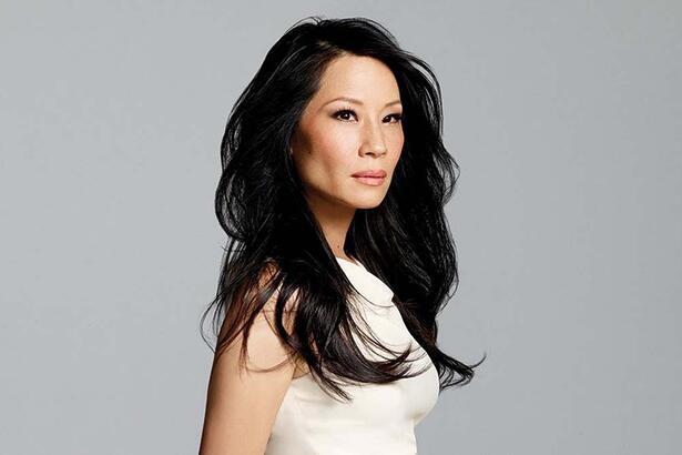 Lucy Liu em um fundo branco, e cabelos soltos