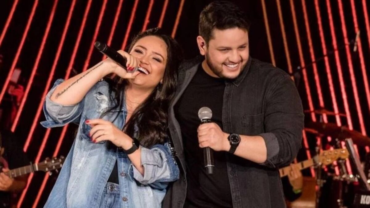 Luiza e Maurílio durante um show