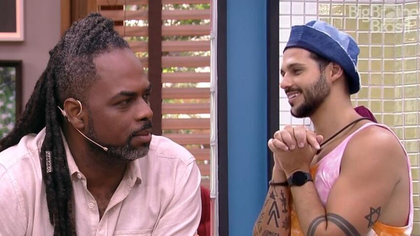Montagen de duas imagens. Na primeira o apresentador Manoel Soares aparece irritado no É de casa,. Na segunda imagem ao lado, Rodrigo do BBB 22 aparece com as mãos juntas, com expressão de bondade