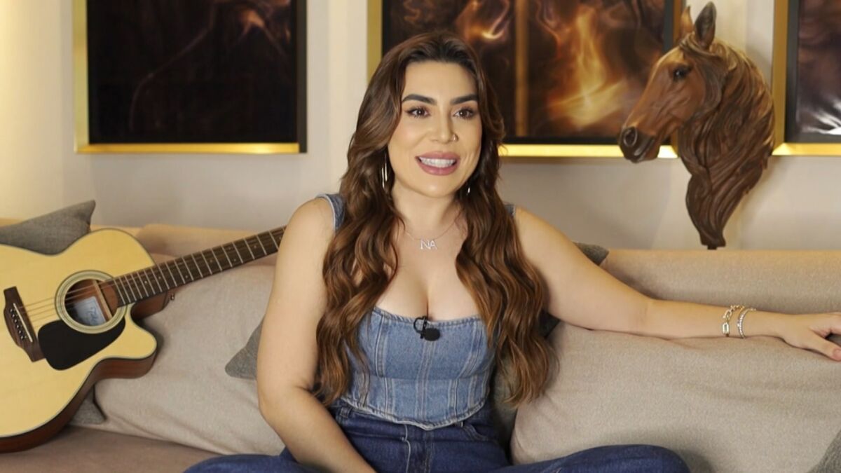 Naiara Azevedo ao lado do seu violão gravando chamada do BBB 22