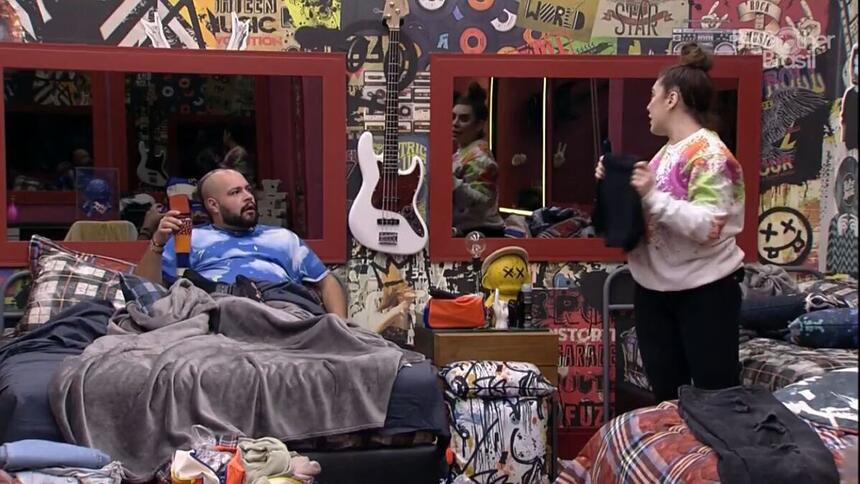 Naiara e Tiago no quarto grunge do BBB 22