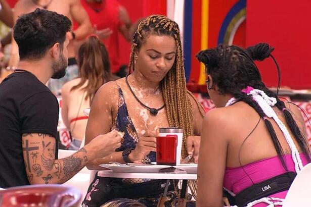 Natalia, Linn e Rodrigo sentados e comendo churrasco no BBB 22.