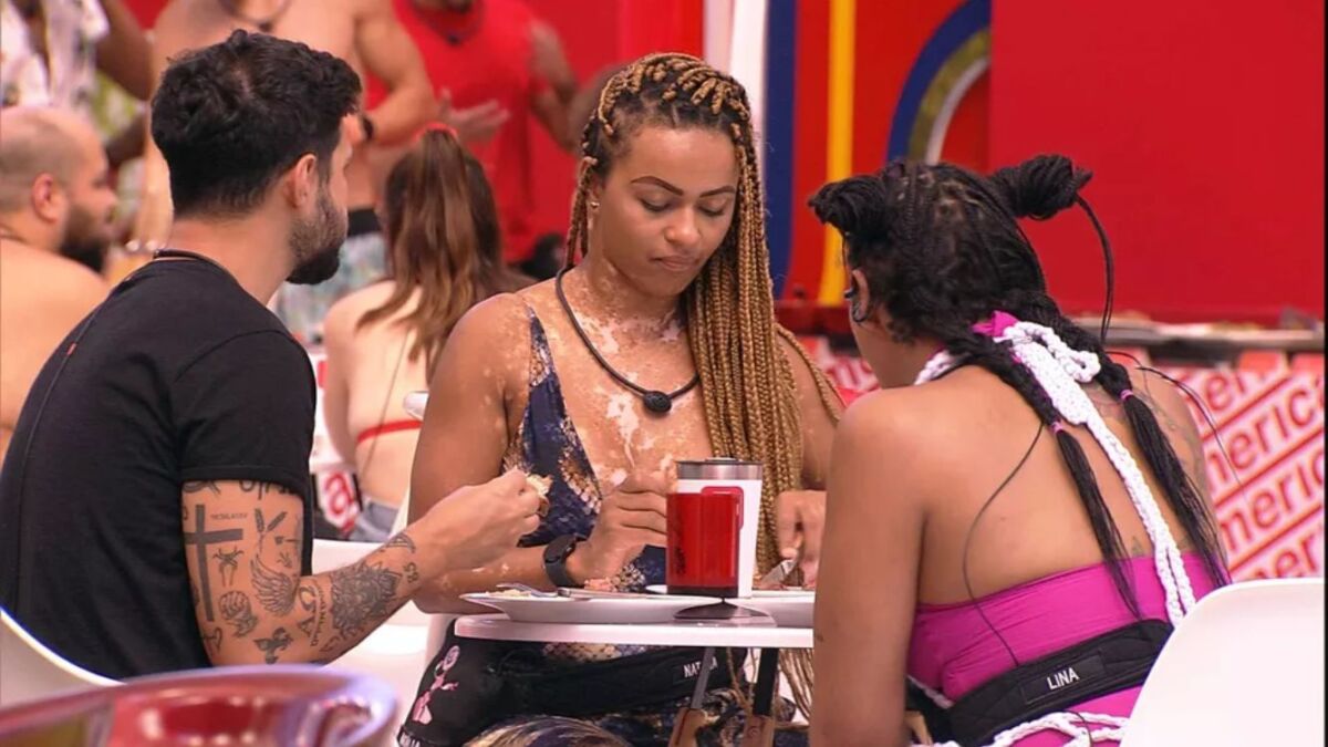 Natalia, Linn e Rodrigo sentados e comendo churrasco no BBB 22.