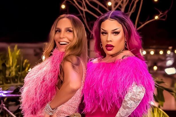 Ivete Sangalo e Gloria Groove com vestidos rosas, em cima do palco para o clipe de Onda Poderosa