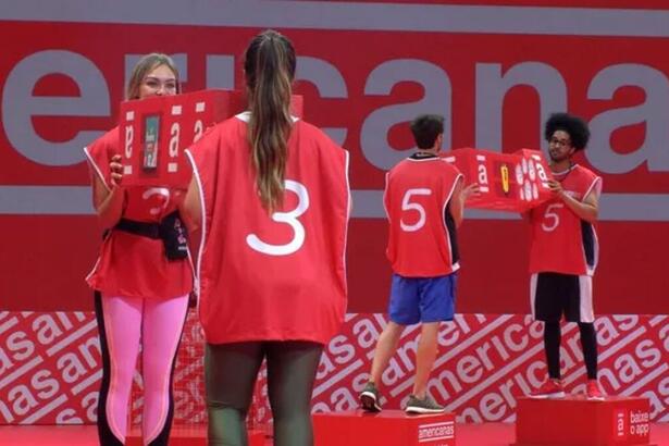 Lucas e Luciano, Natália e Laís segurando caixas da prova de resistência do BBB 22