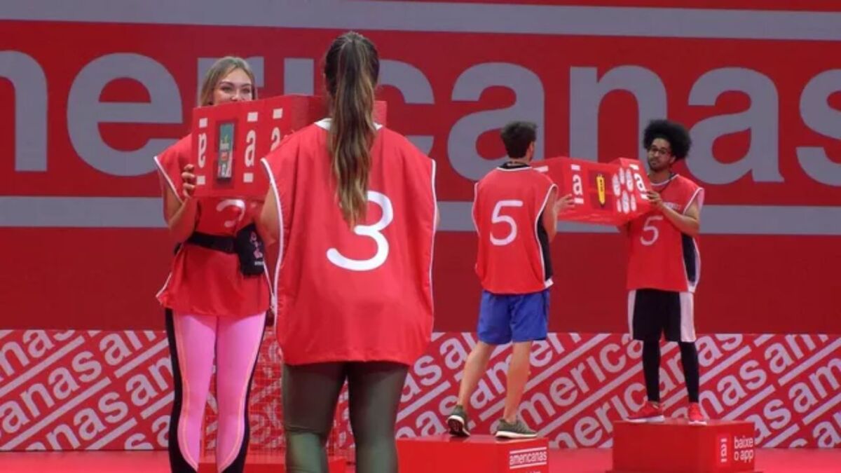 Lucas e Luciano, Natália e Laís segurando caixas da prova de resistência do BBB 22
