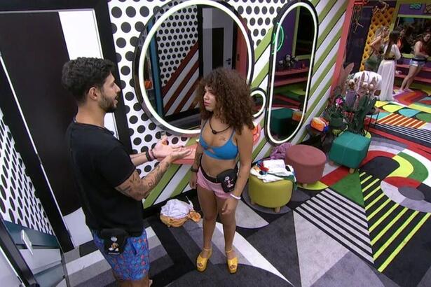 Rodrigo e Maria conversando no camarim do BBB 22.