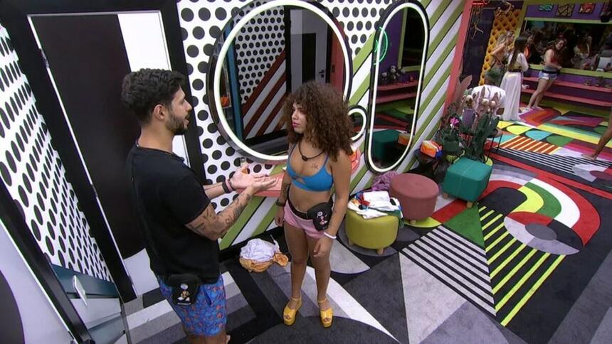 Rodrigo e Maria conversando no camarim do BBB 22.