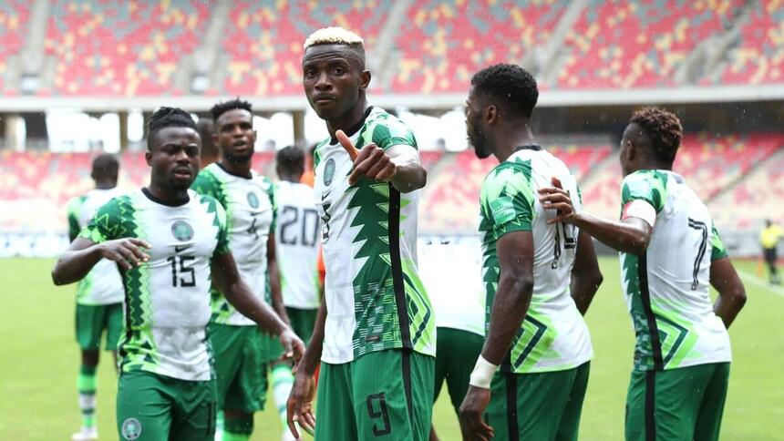 Jogadores da Seleção da Nigéria comemorando um gol