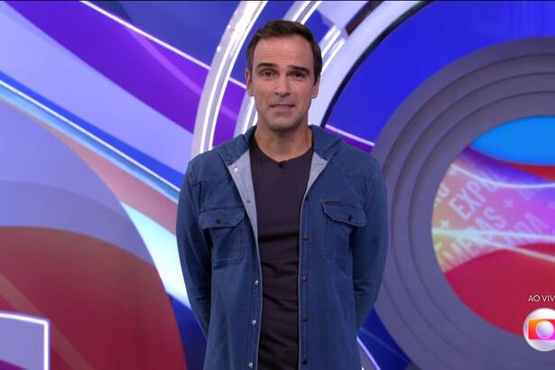 Tadeu Schmidt no cenário do BBB 22 no segundo dia do programa