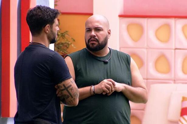 Tiago e Rodrigo na área externa do BBB 22