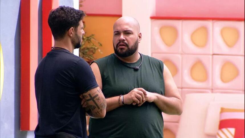 Tiago e Rodrigo na área externa do BBB 22